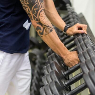 A man in Molanizzi apparel focused on strength training.