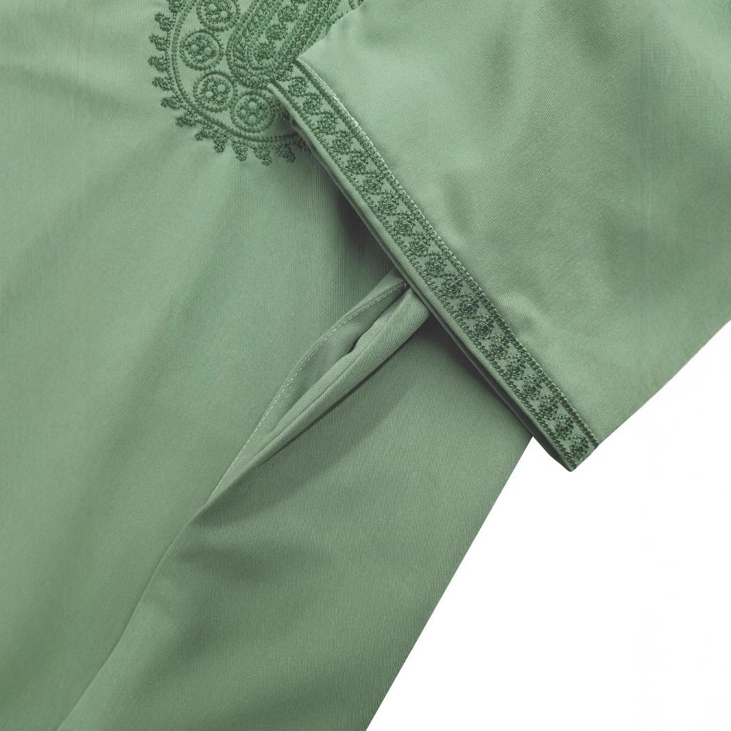 Men's Middle Eastern Loose Ethnic Thobe Robe in Light Green - Image 4
